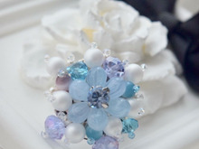 華やかなブローチもシャワー台を使えば簡単!