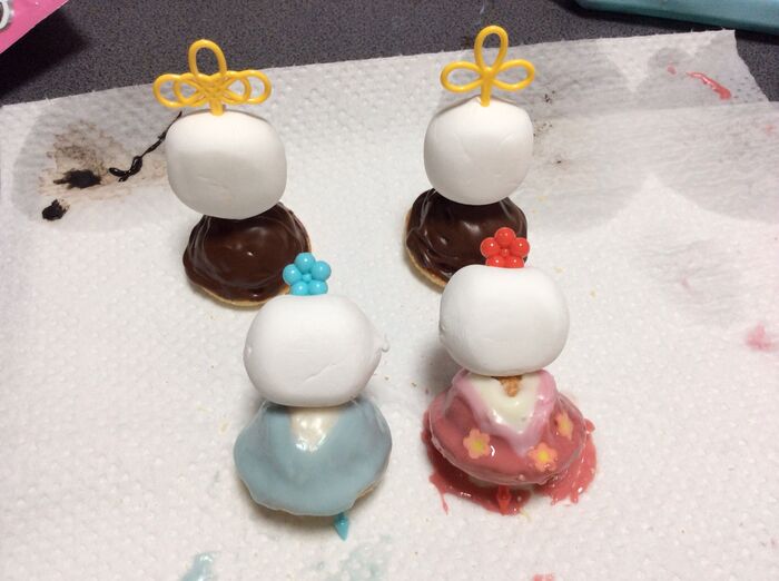 ボンボリとお雛様にピックでマシュマロを刺す。