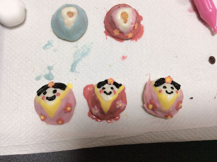 乾くのを待っている間に三人官女を絵付する。