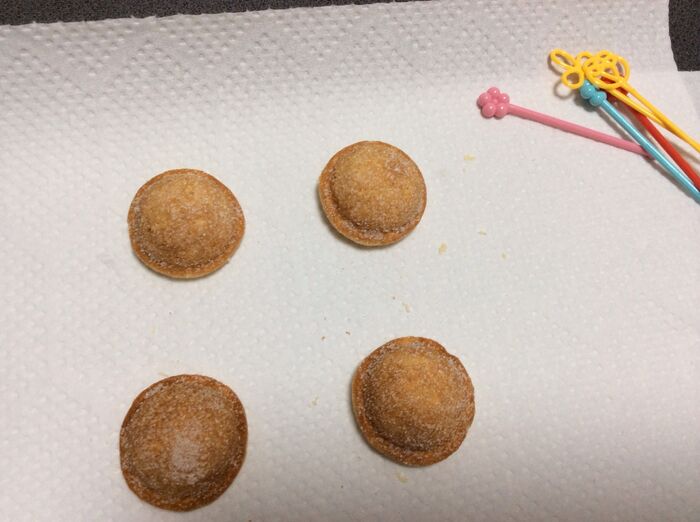 カステラの底はカットして平らにする。