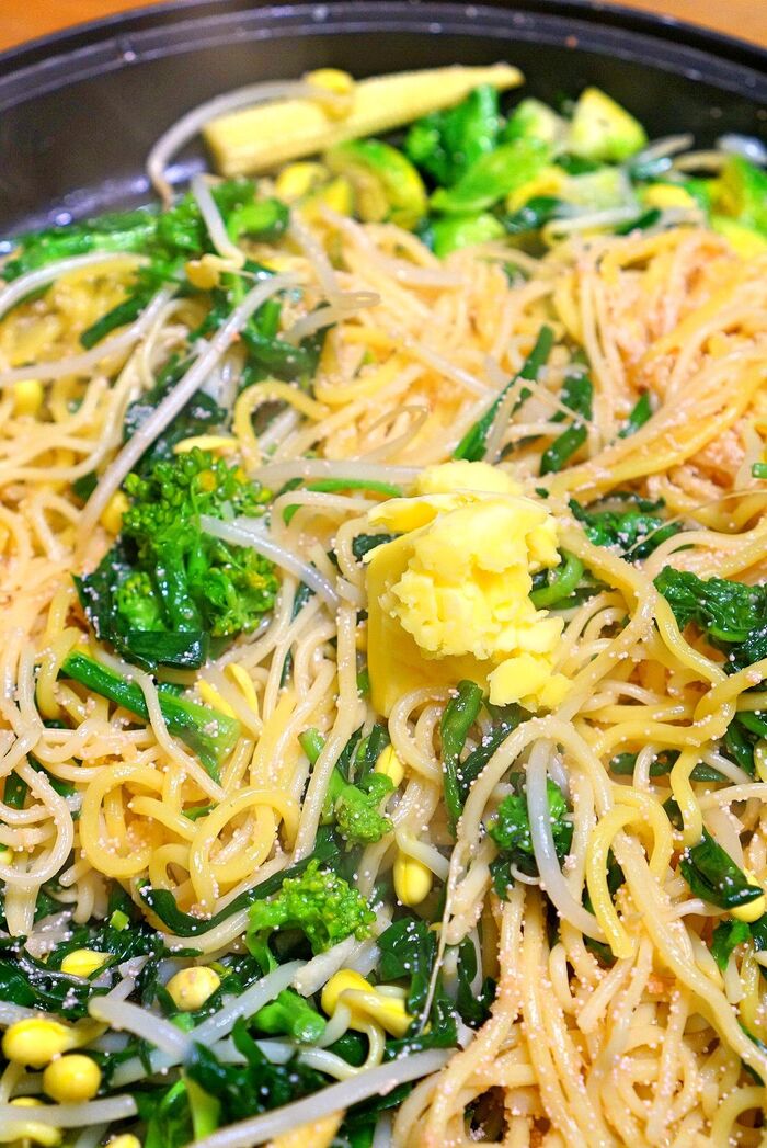 手順4.野菜と麺を混ぜます。