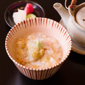 桜の香りで上品に 桜鯛の茶漬け