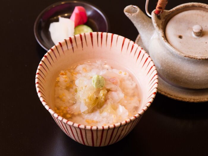 桜の香りで上品に 桜鯛の茶漬け