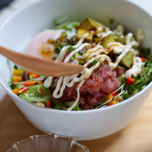 アボカドのだしマリネで、絶品マグロアボカドサラダ丼