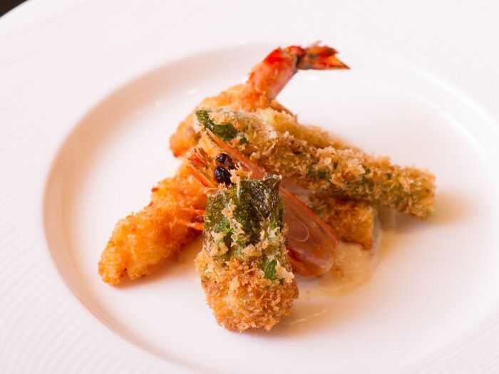 揚げ物に桜のよそおい 巻きえびとアスパラガスとあなごの桜香揚げ