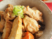 めんつゆで簡単作り置き『鶏手羽元と厚揚げの味噌煮』