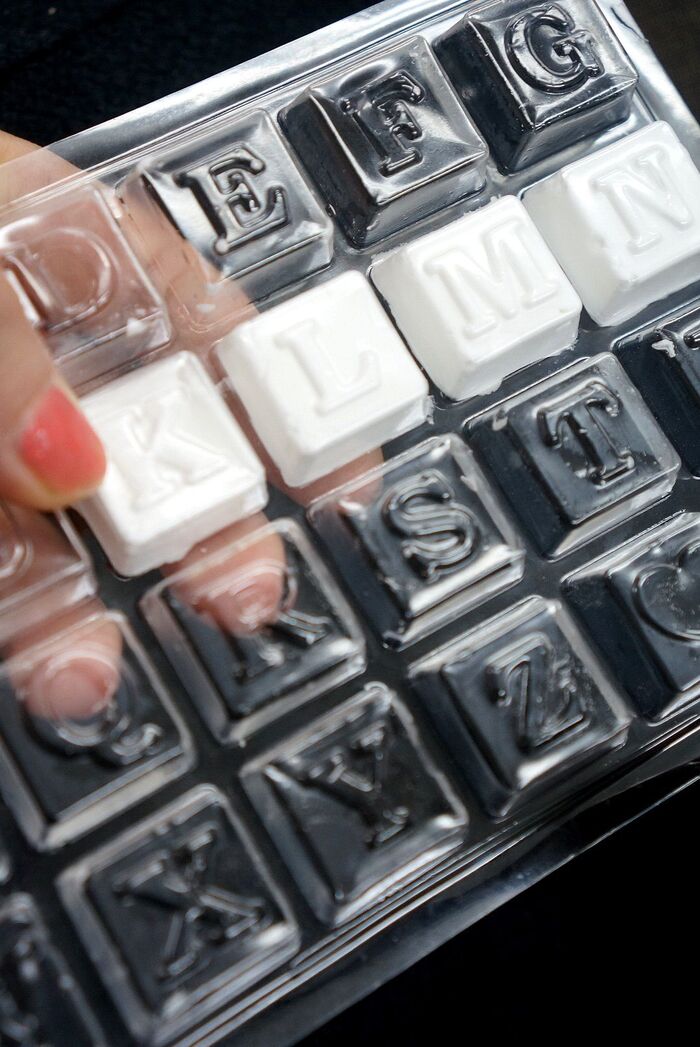 手順3.裏面から押して取り出す