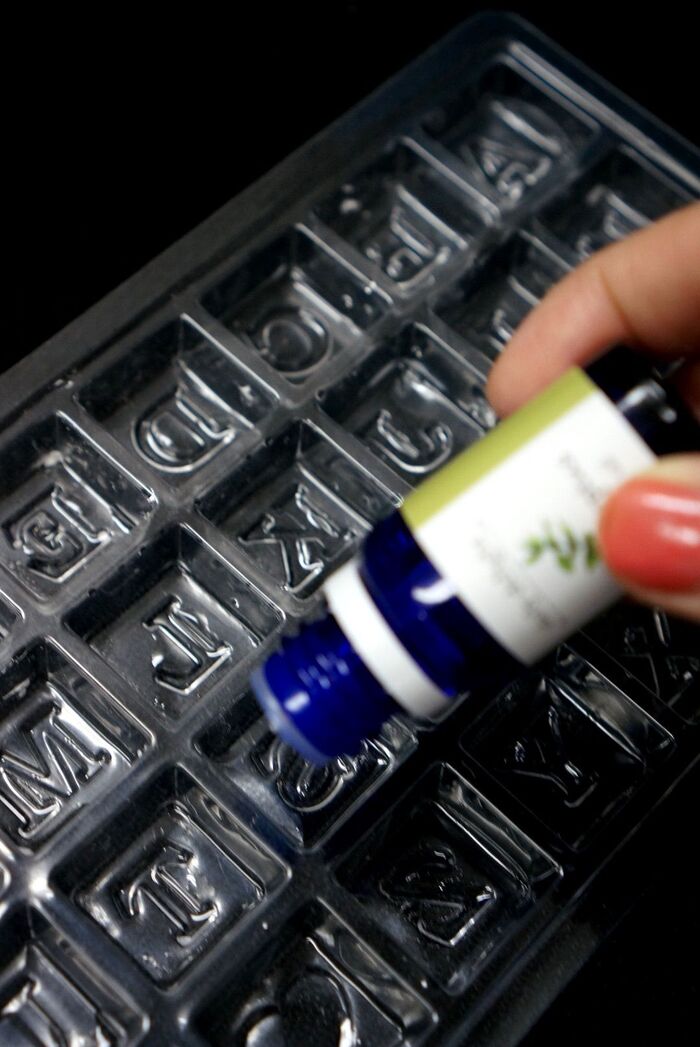 手順1.型に油を垂らしていく