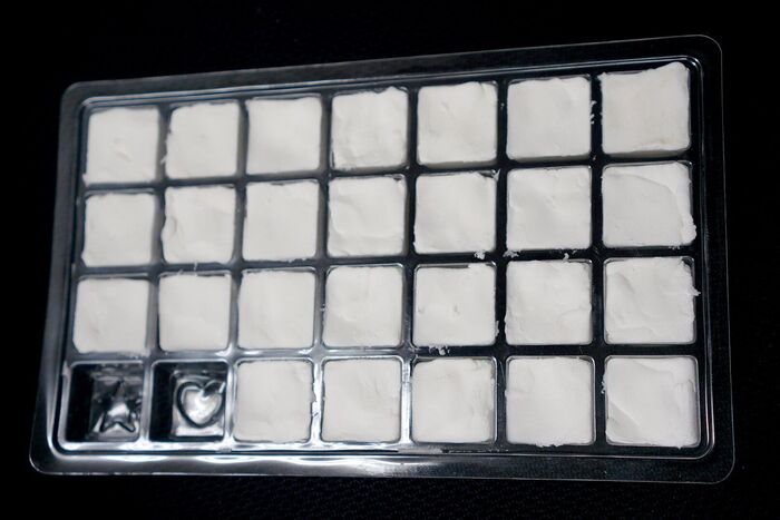 手順2.粘土を詰めます