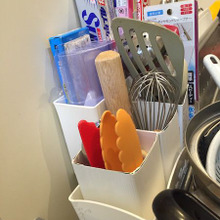 あとから剥がせる超強力両面テープでスッキリ収納