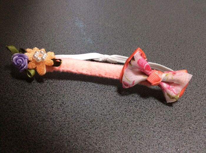 リボンやお花をボンドで付ける。