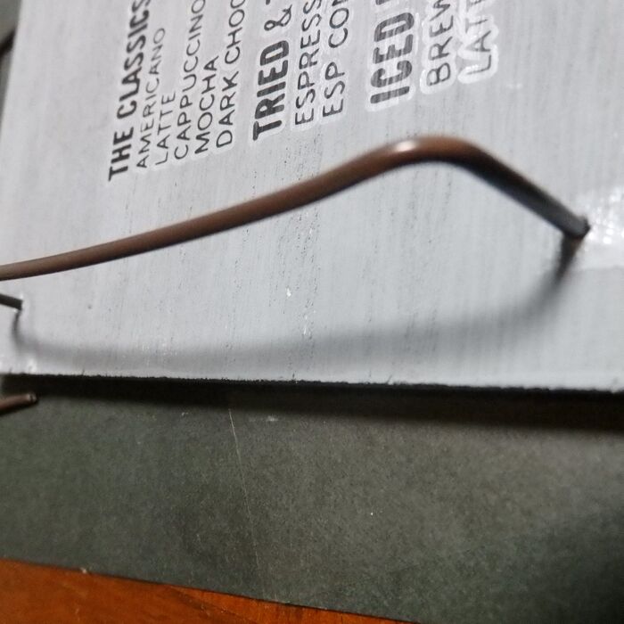 木材の両端にワイヤーの取っ手をつける。