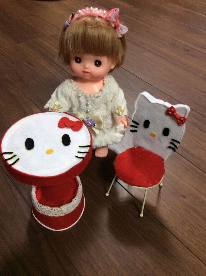 アイスのカップ➕トイレットペーパー芯➕6Pチーズの蓋でメルちゃんのテーブル!