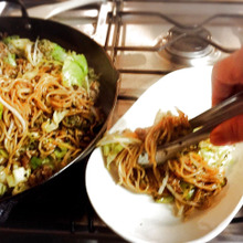 焼きそば作りで検証!100均のトングの使い方