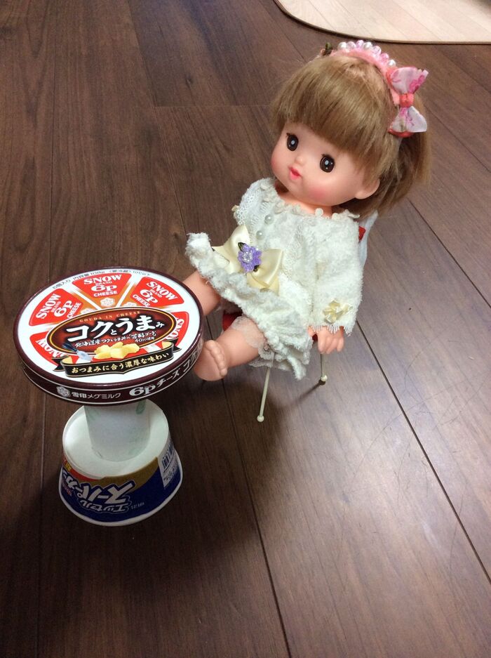 アイスカップを土台にテーブルを作ります。