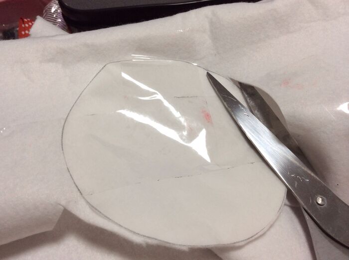 フェルトをカット。蓋に貼っていきます。