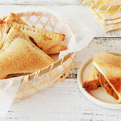 【お花見のお持たせに】片手で食べれる三角カレーパン