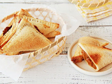 【お花見のお持たせに】片手で食べれる三角カレーパン