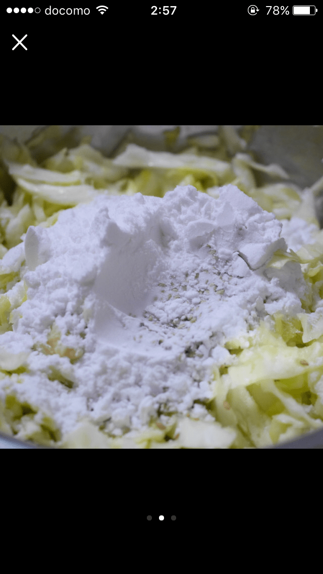 白いりごまと片栗粉を入れてよく混ぜる。