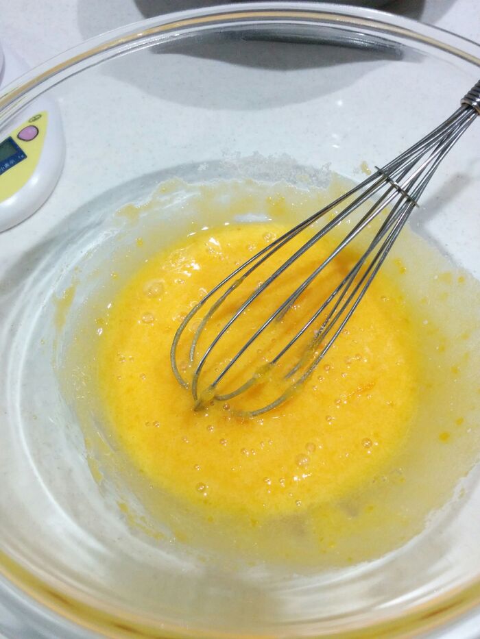 卵黄、砂糖をボールに入れてよく混ぜます。