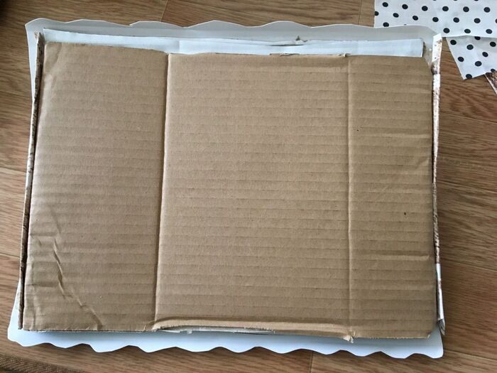 さらに段ボールを貼り付け