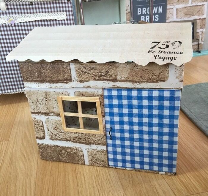 100均材料で段ボールをナチュラル雑貨屋さん風お人形ハウスに♪