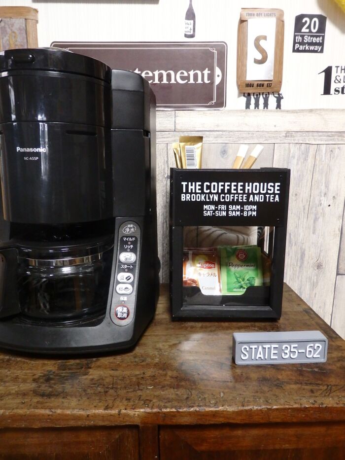 うちのcafeコーナーにも100均DIYの男前二段ケース!セリアの新作ブリキボードが効いてます。