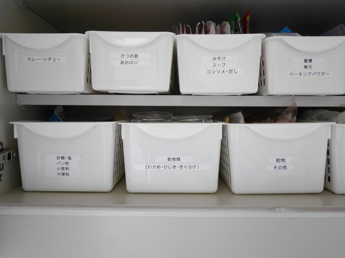 食品ストックは100円SHOPのプラスチックケースを活用