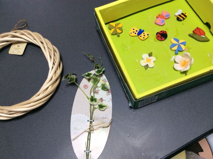 色塗り→ニス→リースに付ける。