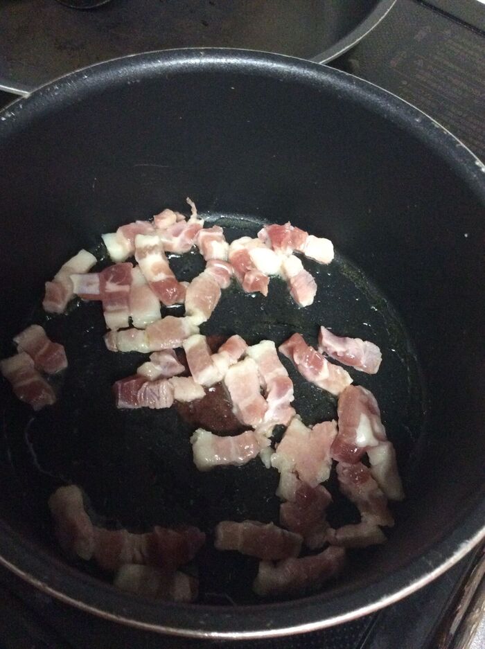 ベーコンを弱火でじっくり炒める