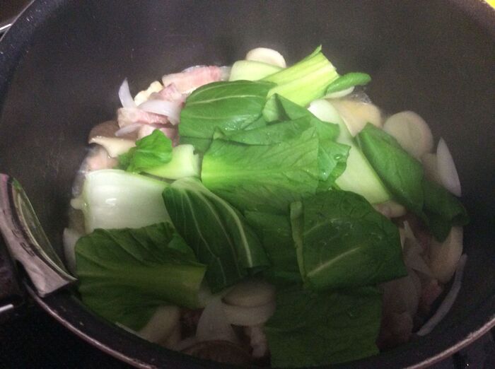 チンゲン菜を加えてフタをする。