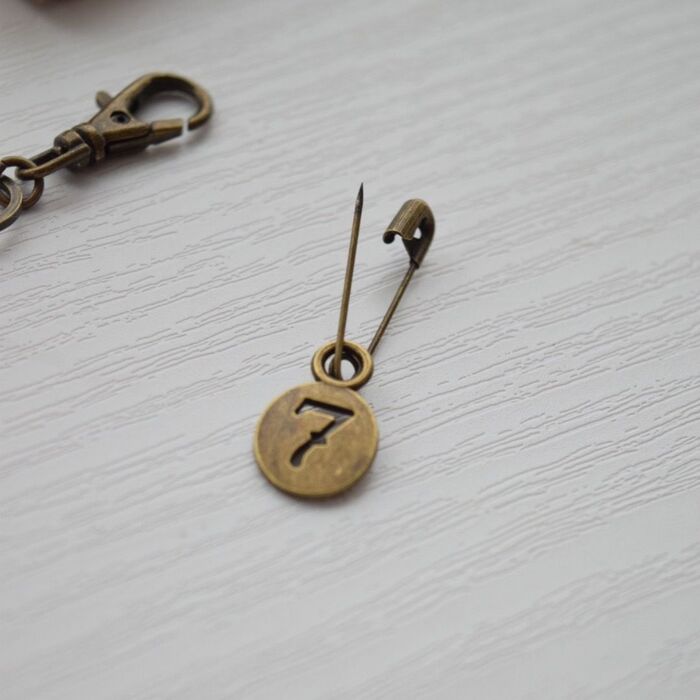 安全ピンに通す