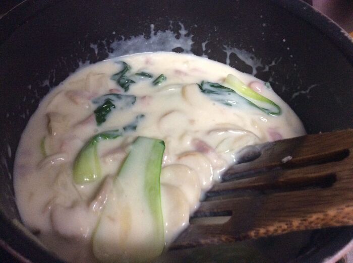 牛乳、塩、片栗粉をよく混ぜて投入。