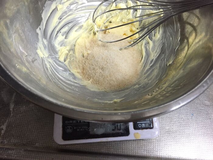 マーガリンに、砂糖、卵黄などを混ぜる
