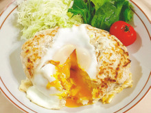 満腹!卵トロトロ〜♡鶏胸挽肉ともやしの飯バーグinチーズご飯入り♪