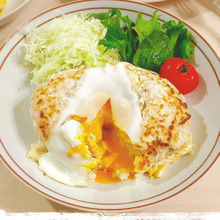 満腹!卵トロトロ〜♡鶏胸挽肉ともやしの飯バーグinチーズご飯入り♪