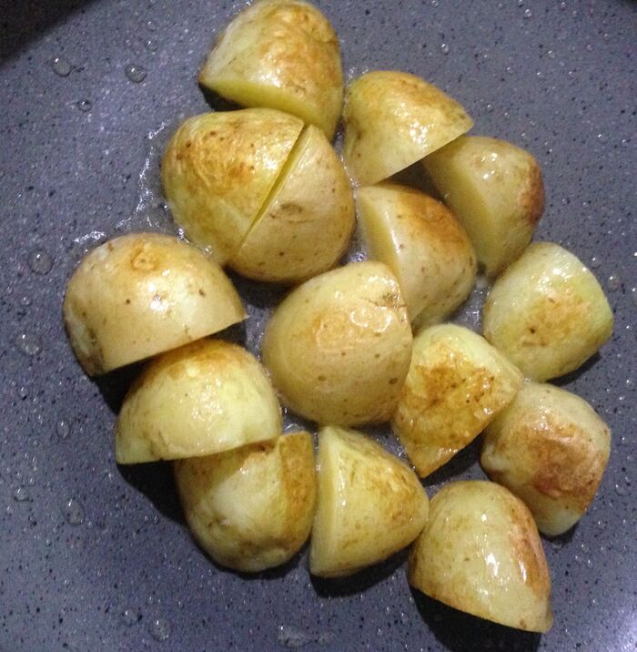 新じゃがに焦げ目を付けて合わせます*