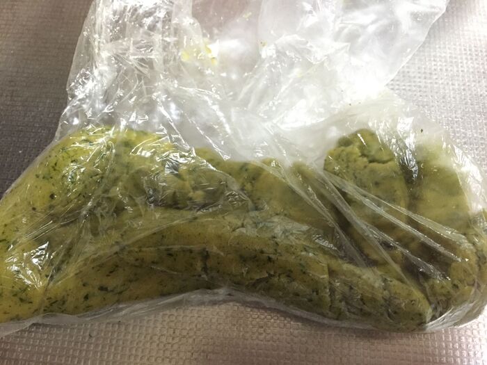 粉類を振り入れてひとまとめにする