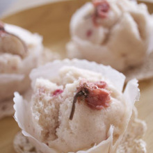 お花見に! 桜いちご蒸しパン