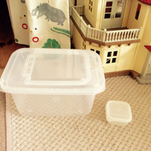 100均の食品用プラスチックケースをおもちゃの収納に。