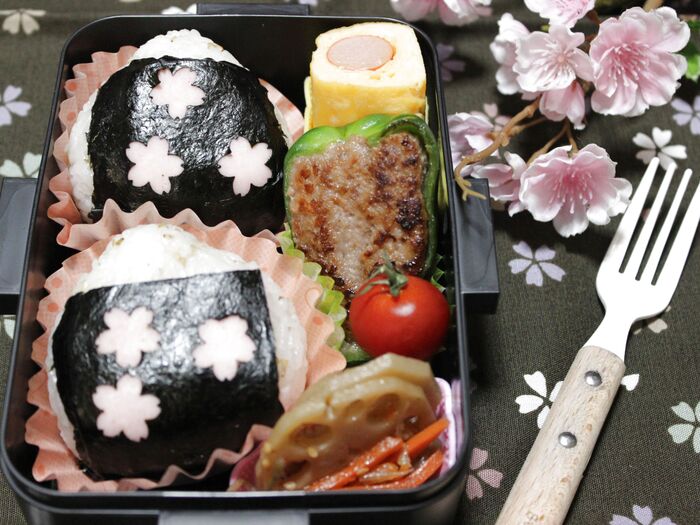 話題!えごま油でオイルおにぎり♡春弁当