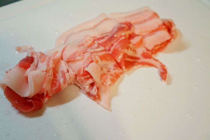 手順1.豚肉は1口大位の大きさに包丁でカットする