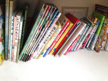 絵本が倒れるストレスがなくなるブックスタンドの使い方