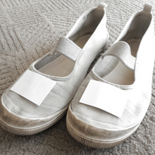 上履きの汚れに!簡単!水を付けてこするだけ☆