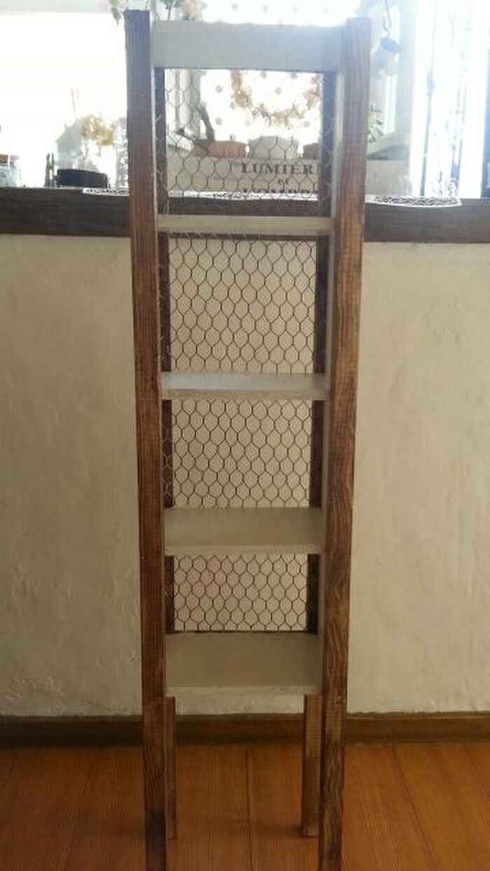 色塗りした角材を4本取り付ける