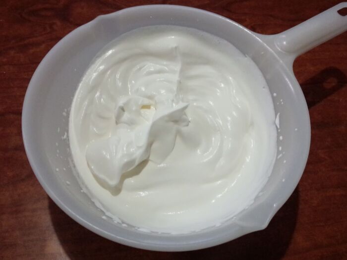 ①生クリームに砂糖を加え、泡立てる。