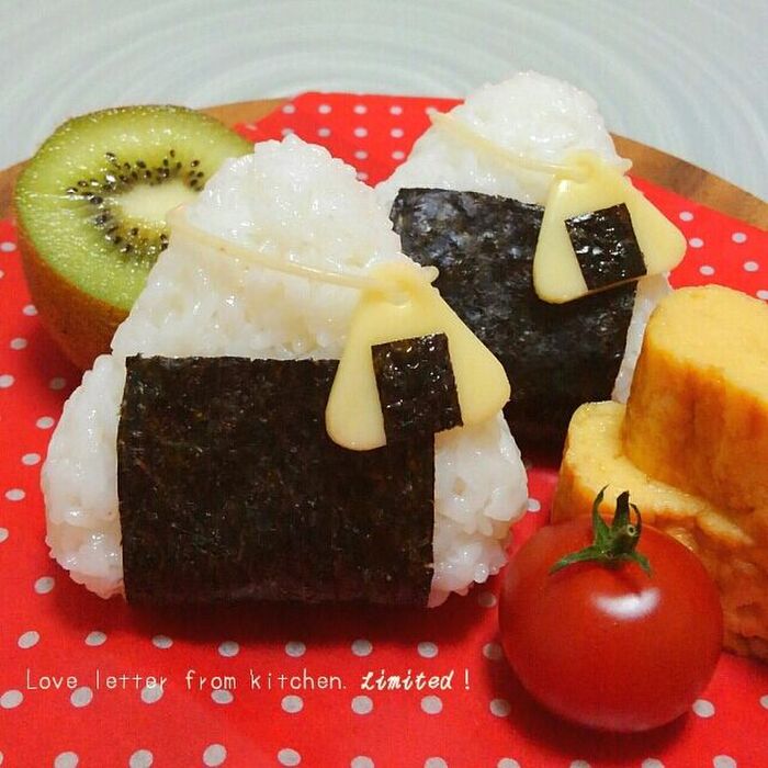 雑貨風△おにぎりのタグつきおにぎり。