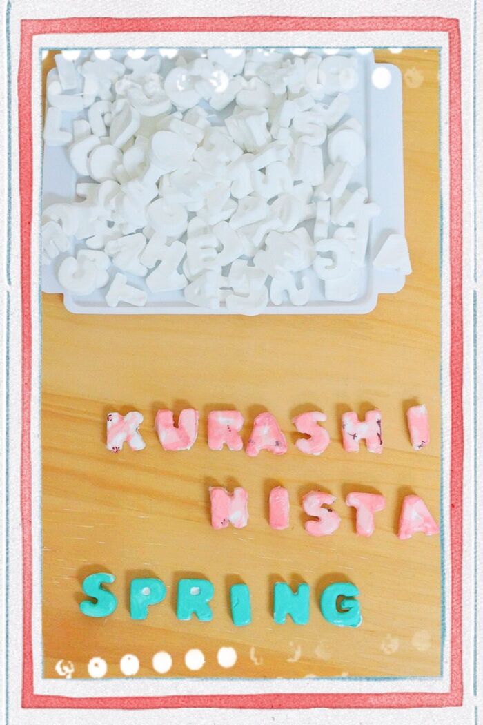 塗料で塗ったタイルとデコパージュしたタイル