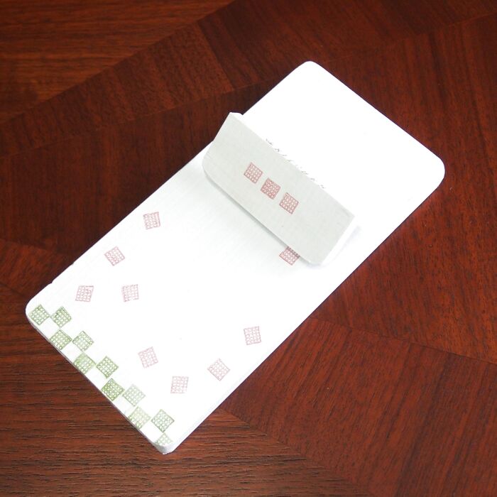 ③先にクリップのついた板を木ねじでつけます