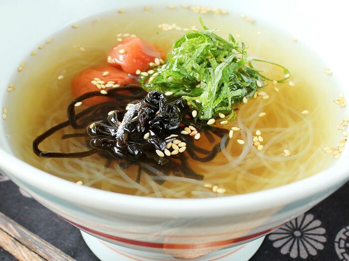 食べ過ぎ、飲み過ぎに! 梅塩こんぶの春雨ヌードルスープ